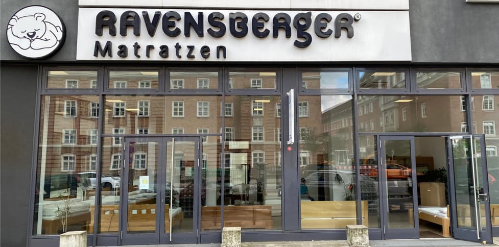 Matratzen Fachhändler seit 2004 - Familie auf einer Matratze
