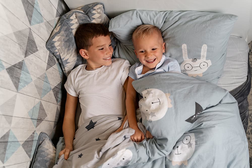 Kindermatratzen : Zei Jungs auf einem Kinderbett